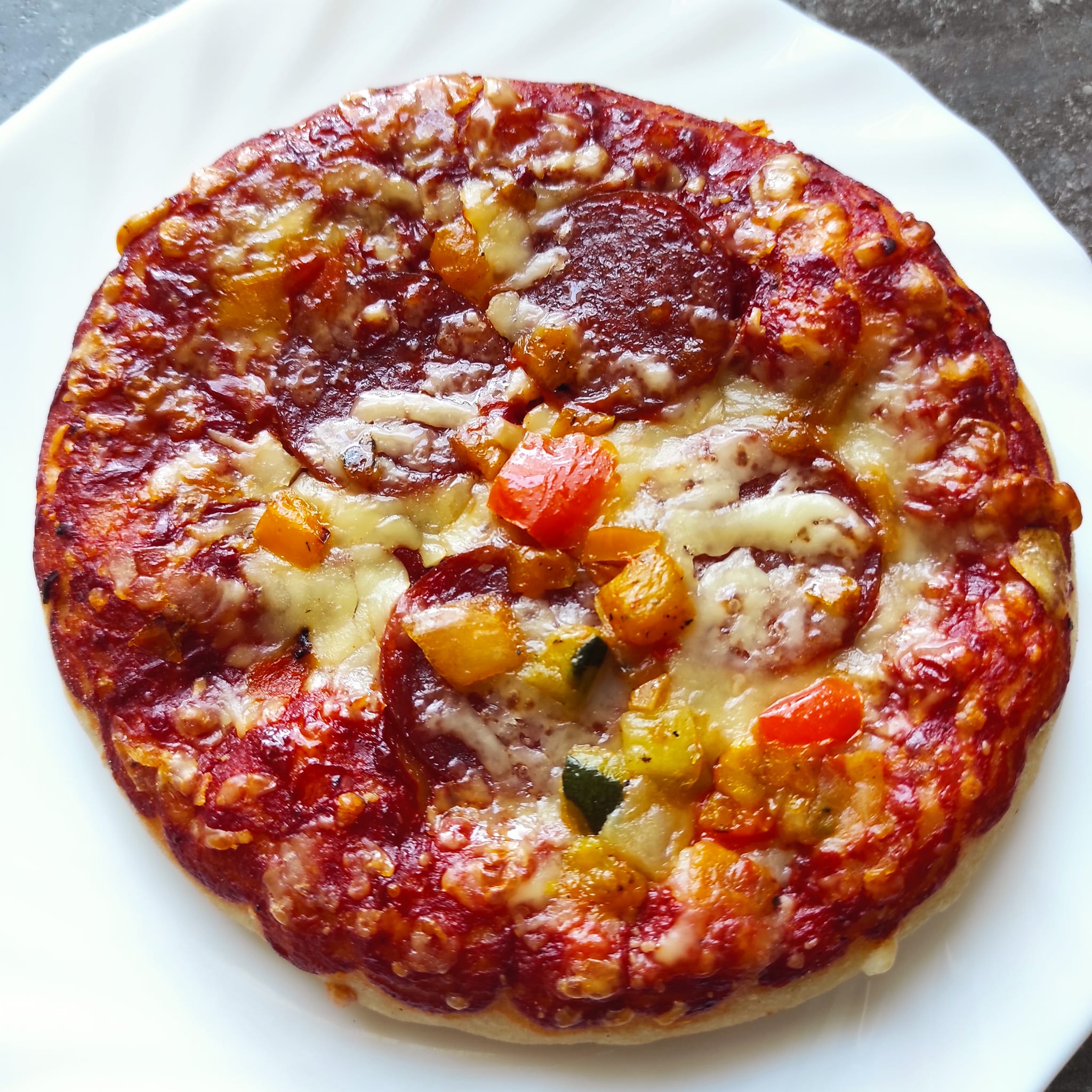 Pizza z salami – biedronka 4 (1)